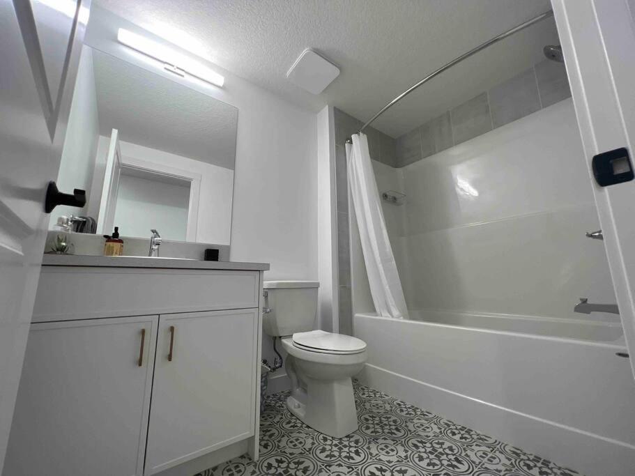 Newly Built 2 Bedroom Suite With Free Parking - Close To Banff National Park, Κάλγκαρι Εξωτερικό φωτογραφία