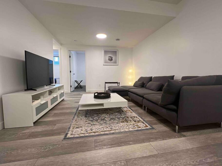 Newly Built 2 Bedroom Suite With Free Parking - Close To Banff National Park, Κάλγκαρι Εξωτερικό φωτογραφία